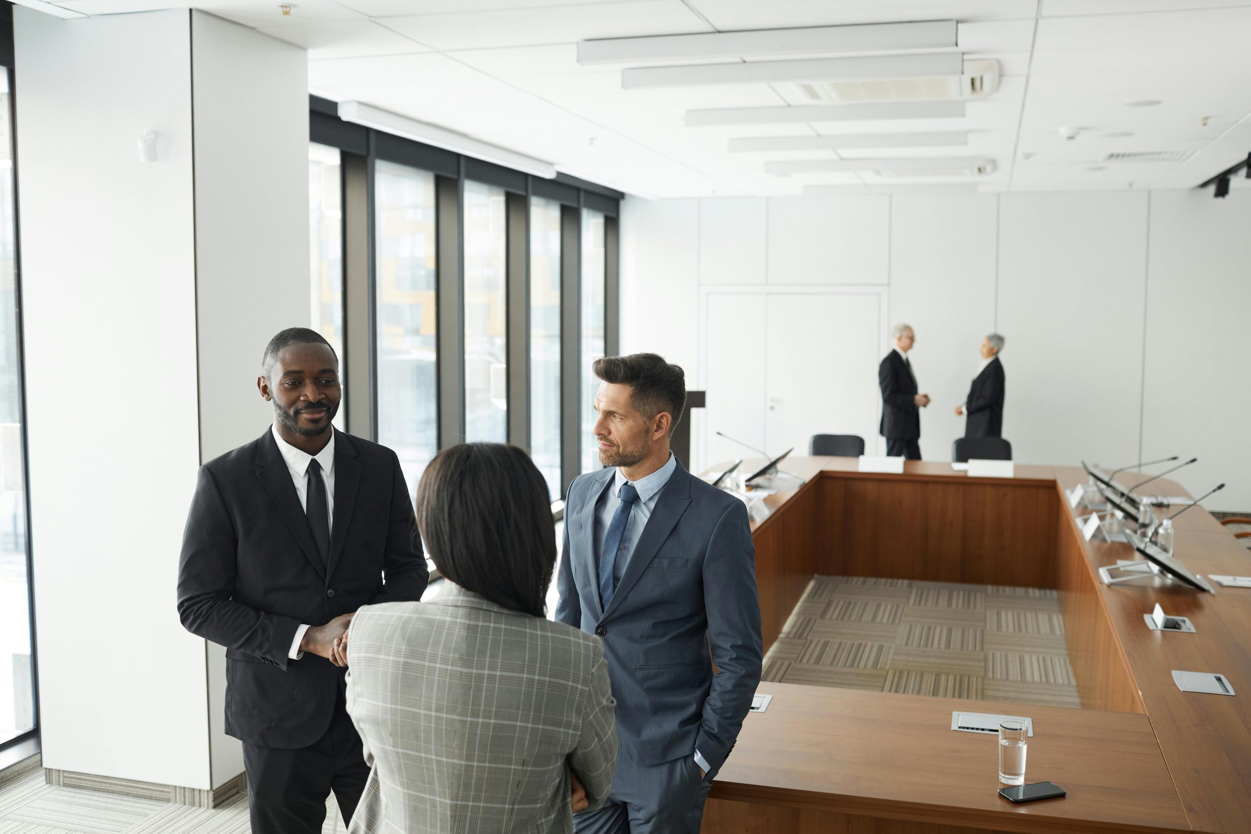 Tranh chấp hợp đồng kinh doanh: Nguyên nhân, phân loại và cách giải quyết Business professionals engaging in a meeting in a modern conference room.