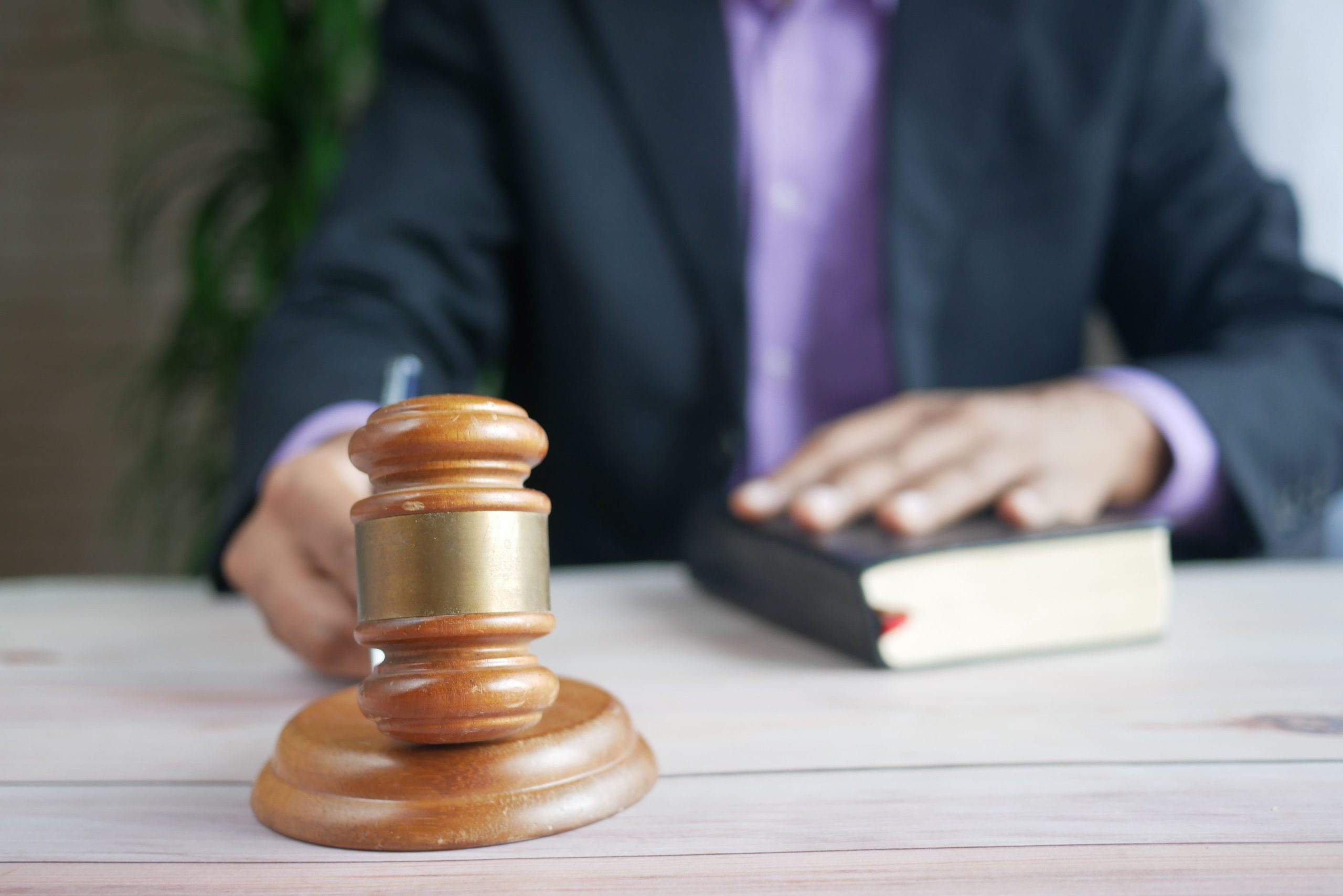Tranh chấp hợp đồng dân sự và các phương thức giải quyết hiệu quả A wooden gavel and legal book represent justice in a court setting, emphasizing order and legal authority.